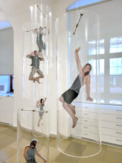 HuM-ART „Surrounded", 2016, Kinetisches Fotoobjekt, Acrylrohr, 180 x 90 x 90 cm